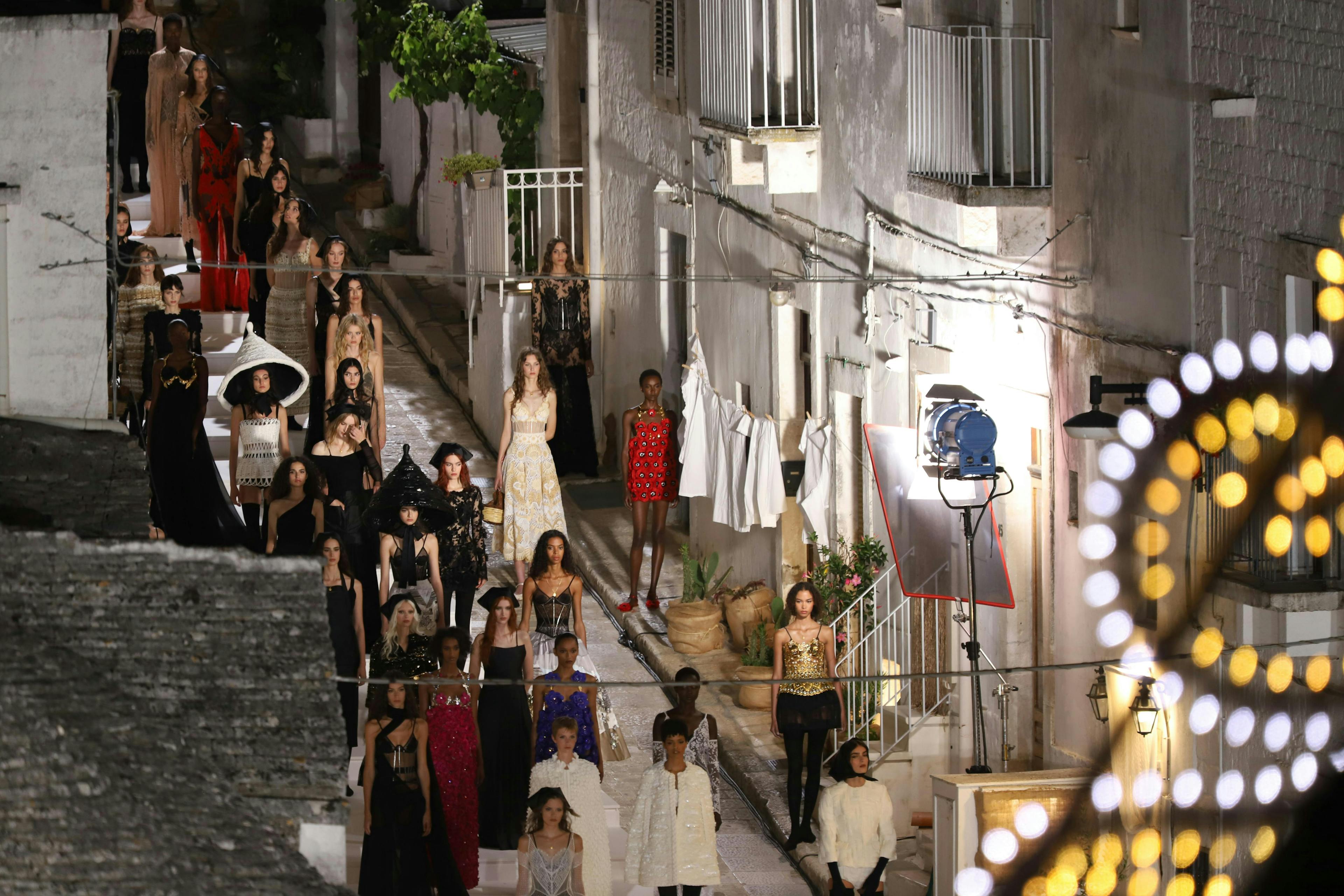 bestof topix bari dress formal wear fashion gown urban person staircase evening dress city handbag